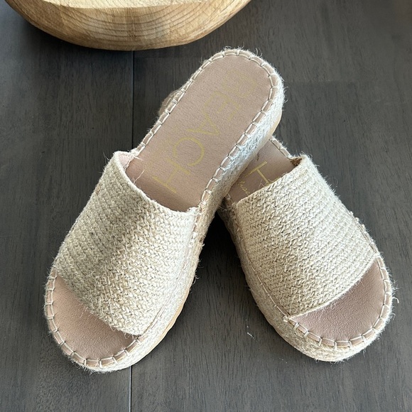 Beach Women's Cream Sandals size 10 summer,pool or beach sandals - Picture 2 of 6